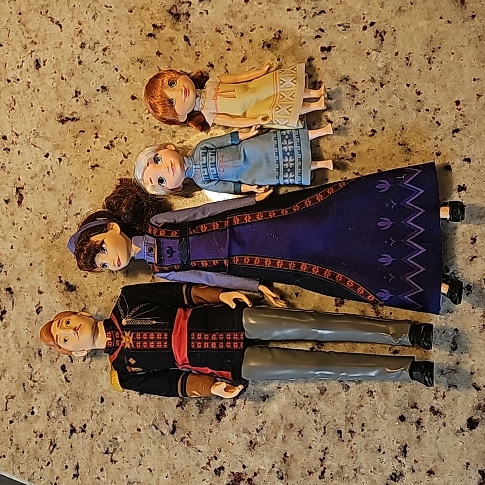 DisneyFrozen 2 Royal Family doll set